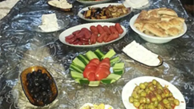 En Turquía... comida, y cómo no, con esas delicias que preparan.