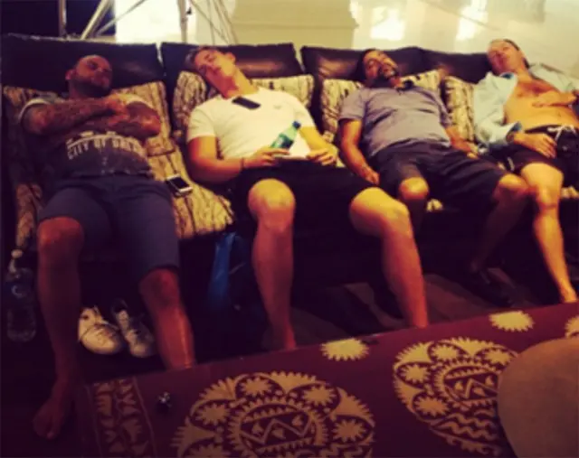 Los ingleses se mandan fotos no tan aptas para publicación.