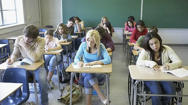 Estudiantes realizando un examen