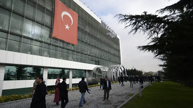 روزنامه زمان همچنین ارتباطات نزدیکی با فتح الله گولن، شخصیت مذهبی مسلمان اهل ترکیه داشته است