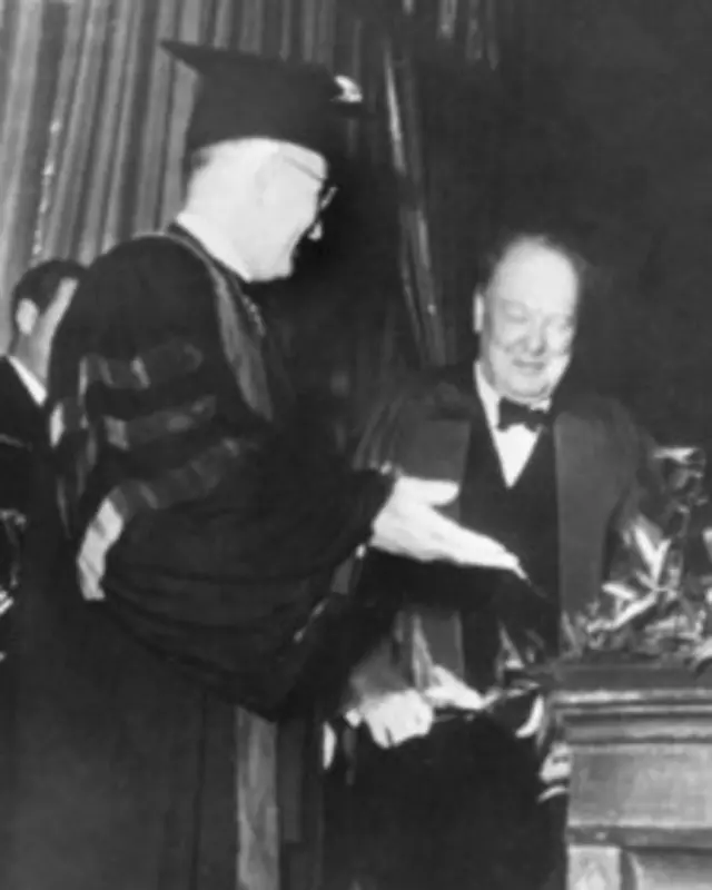 Гарри Трумэн представляет Уинстона Черчилля аудитории перед произнесением Фултонской речи (5 марта 1946 г.)