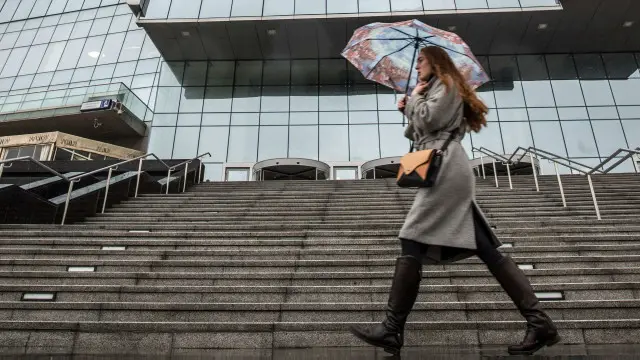 Россияне до последнего спасаются от кризиса в индивидуальных или "малогрупповых" стратегиях выживания - а выступать против власти считают нецелесообразным, считает Наталья Зубаревич