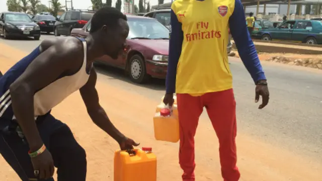 'Yan bunburutu na cin kasuwa a Abuja, babban birnin Najeriya