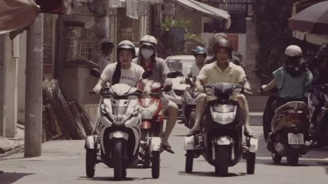 Nhờ tiền thưởng đoạt giải, Như đã có thể mua xe máy được chỉnh sửa để đi lại trong thành phố.