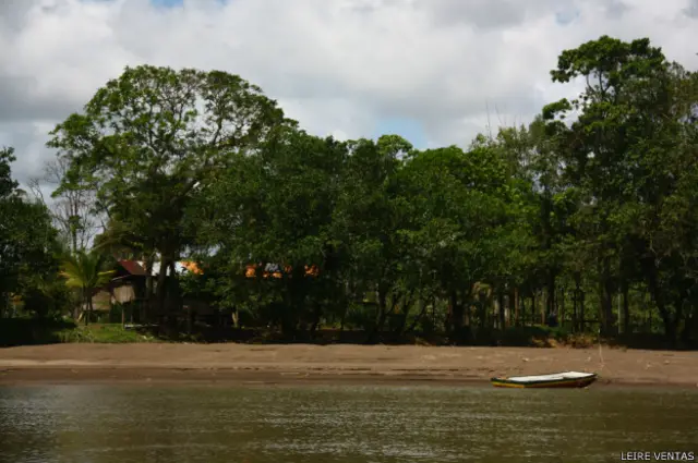 El que tiene un bote a motor en Isla Calero tiene suerte, aunque la gasolina es cara.