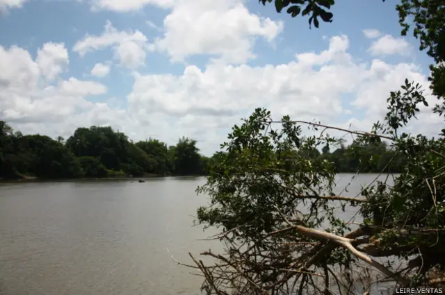 Al ser Isla Calero parte del Humedal Nacional Caribe Noreste de Costa Rica, sus habitantes no pueden tener títulos de propiedad.