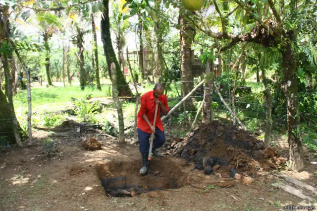 El hombre de la imagen está construyendo letrinas para los alumnos de la Escuela Delta Colorado.