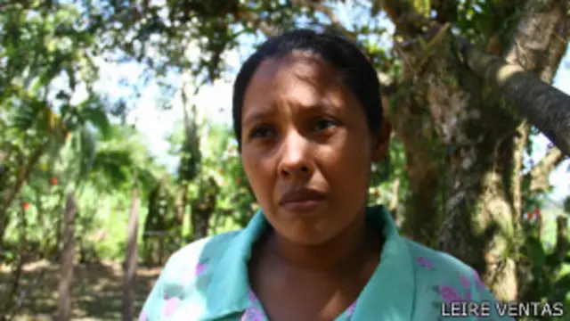 Maida Vargas Martínez viaja una hora en cayuco para llevar a sus hijos a la escuela.
