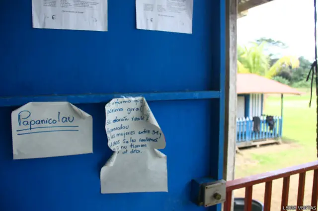 La escuela sirve de clínica improvisada desde que tiraron abajo el puesto de visita para el médico.