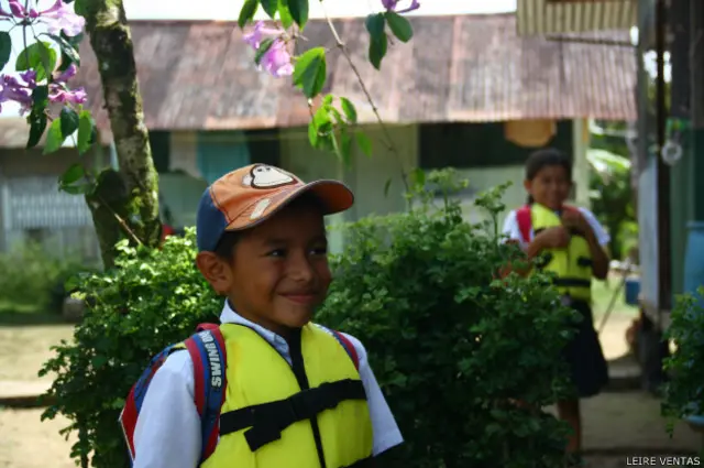 No todos los niños cuentan con un chaleco salvavidas (todo un lujo) para cruzar el río.