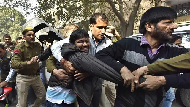 دارالحکومت دہلی کی ایک عدالت میں پیشی کے دوران ان کو زدوکوب کیا گیا تھا