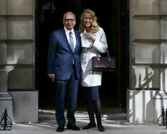 84歲的傳媒大亨默多克在倫敦與59歲的演員兼模特兒霍爾小姐在倫敦結婚。