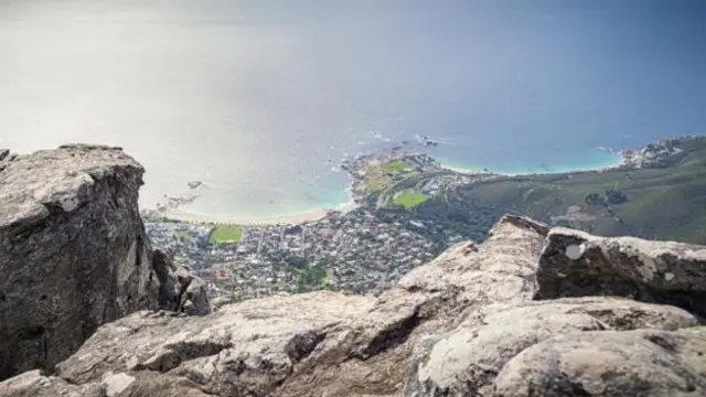 Trên đỉnh của núi Table Mountain ta thấy cảnh thành phố và đại dương đẹp ngỡ ngàng (Ảnh: Michael Jansen/Flickr/CC BY-ND 2.0)