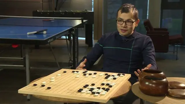 Demis Hassabis estudió ciencias computacionales e hizo un doctorado en neurociencia cognitiva.