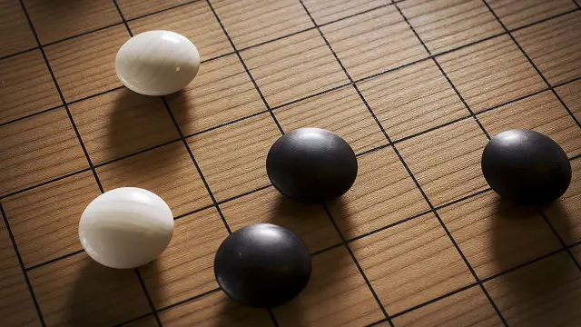 Estas inofensivas fichas son parte de un juego cuya complejidad es tal que ha derrotado a grandes cerebros.