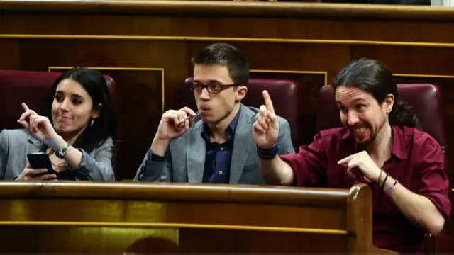El líder de Podemos, Pablo Iglesias (dcha.), dejó claro que ni se planteba apoyar a Sánchez y votó "no" a su investidura.