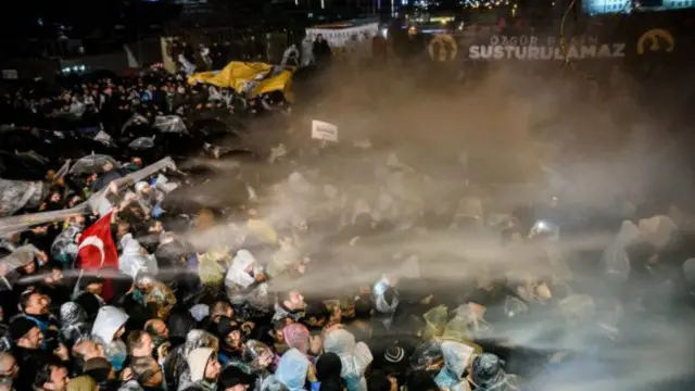 Cảnh sát dùng vòi rồng để giải tán hàng trăm người ủng hộ Zaman phản đối việc nhà nước tiếp quản tờ báo