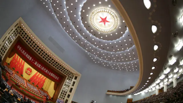 在人民大会堂内举行的人大会议开幕会