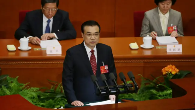 李克强在人大开幕会上发表工作报告