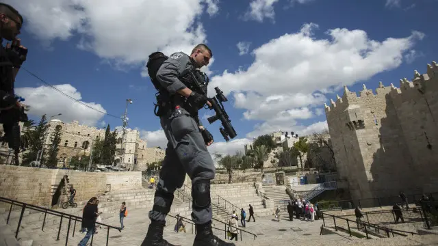 Tentara Israel melakukan penjagaan di sekitar lokasi suci agama Islam, Yahudi dan Kristen di Jerusalem.