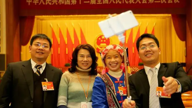 گذشتہ سال چین کی سالانہ کانفرنس میں لوگوں کو اس طرح سیلفی لیتے ہوئے دیکھا گيا تھا