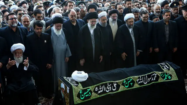 آیت الله خامنهای بر جنازه عباس واعظ طبسی نماز خواند