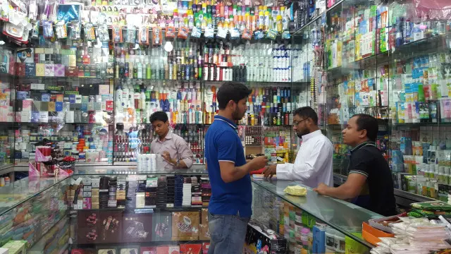 বাংলাদেশের বিক্রেতারা বলছেন, সরবরাহকারীদের কাছ থেকে আস্থার কারণেই এসব পণ্য এনে বিক্রি করেন