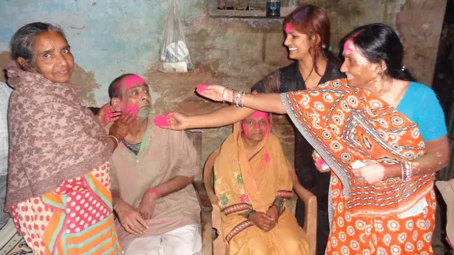 کمار کے والد ایک چھوٹے کسان تھے جو فالج کے باعث مفلوج ہوگئے اور اب بستر پر ہیں، اُن کی والدہ حکومت کے زیر انتظام بچوں کی دیکھ بھال کرنے والے ادارے میں کام کرتی ہیں