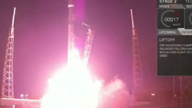 صور لإطلاق الصاروخ فالكون الذي نجح في وضع قمر صناعي جديد في مدار فضائي