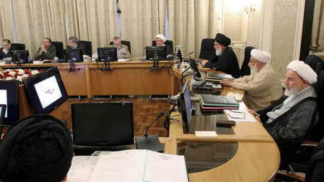 تشخیص عدم مغایرت مصوبات مجلس شورای اسلامی با احکام اسلام با اکثریت فقهای شورای نگهبان و تشخیص عدم تعارض آن‌ها با قانون اساسی بر عهده اکثریت همه اعضای شورای نگهبان است