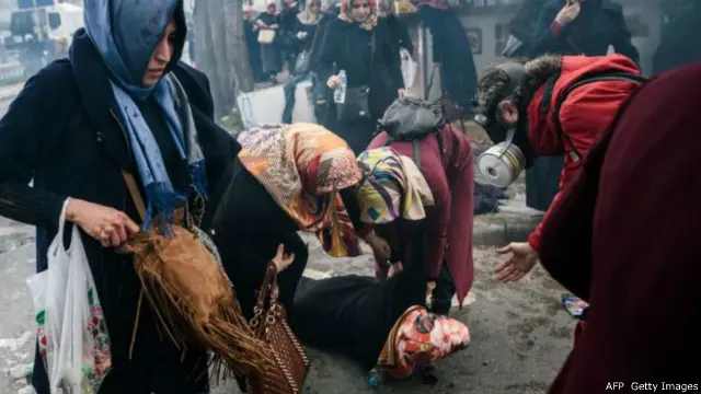 တူရကီရဲတပ်ဖွဲ့က မျက်ရည်ယိုဗုံးသုးခဲ့လို့ ဆန္ဒပြသူတွေ ဒဏ်ရာရ