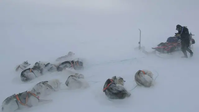 يقول مورتين هيلمر: "فاجئتنا عاصفة ثلجية، فاضطررنا إلى التوقف ونصب الخيام والانتظار حتى تهدأ الرياح"