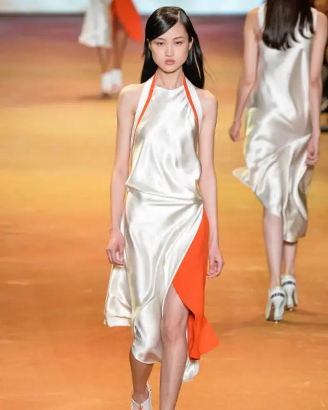 ہر برس کی طرح اس سال بھی مقامی ماڈلز کےساتھ بین الاقوامی ماڈلز بھی ملبوسات کی نمائش کر رہی ہیں۔