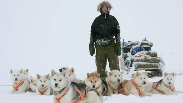 المصور الفوتوغرافي مورتين هيلمر مع دورية سيريوس المتزلجة في غرينلاند