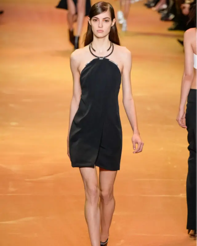 پیرس میں فیشن کی طویل تاریخ ہے اور شہر میں ملبوسات کی نمائش کی تقاریب کا انعقاد سنہ 1700 سے ہو رہا ہے۔