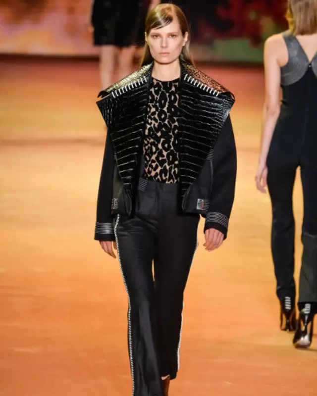 باقاعدہ پہلے پیرس فیشن ویک کا انعقاد 1945 میں کیا گیا تھا۔