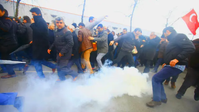 Zaman gazetesinin İstanbul merkezi önünde toplanan protestoculara polis göz yaşartıcı gazla müdahale etmişti.