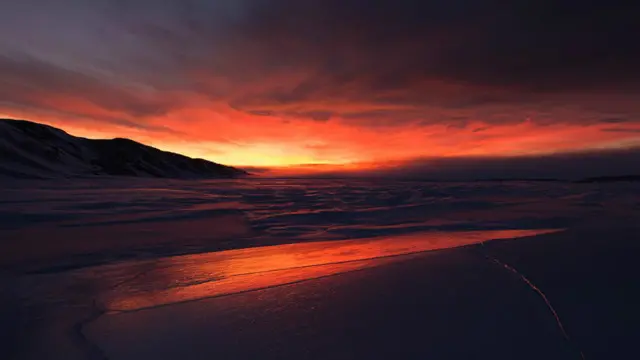 مشهد للمساء بالقرب من بحر شمال شرق غرينلاند المتجمد