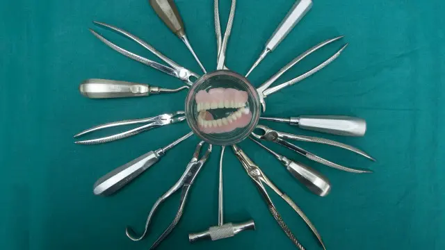 Una dentadura e instrumentos dentales