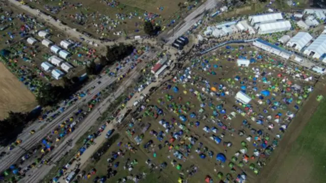 滞留在希腊靠近马其顿边境的移民