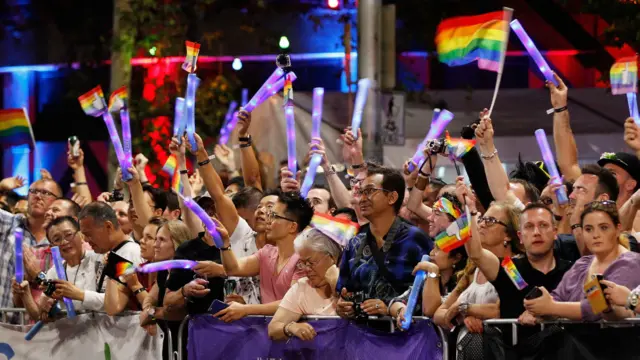 出席同性恋大游行的澳大利亚民众