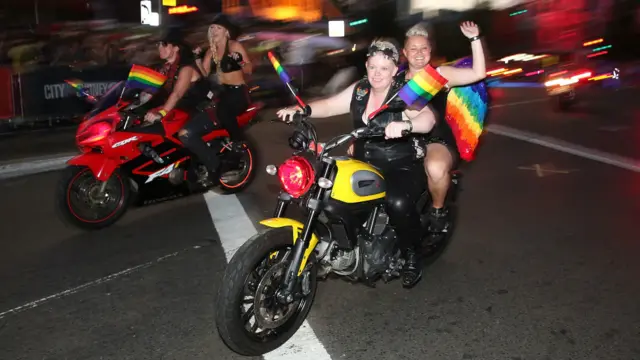 女同性恋组织“机车女同志”(Dykes on Bikes)的车队在同性恋大游行队伍中