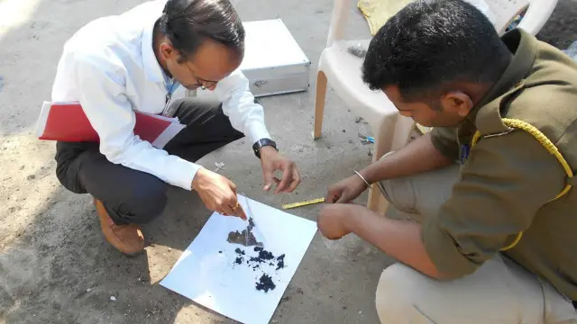 اس معاملے میں سات افراد کو گرفتار کیا گيا ہے جس میں زندہ نذر آتش کی جانے والی خاتون کا بھائی بھی ہے