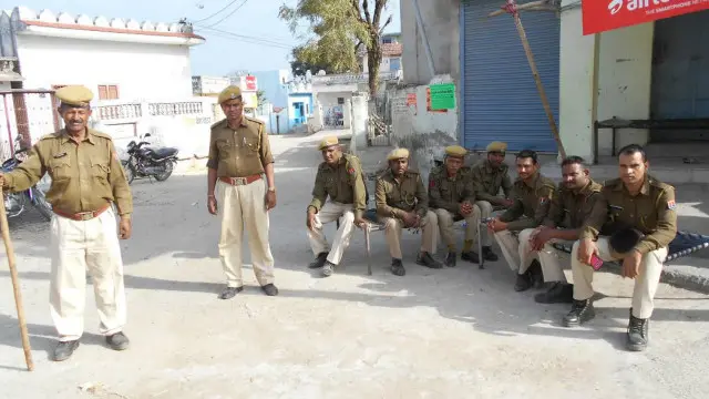 پولیس گاؤں میں گشت کر رہی ہے