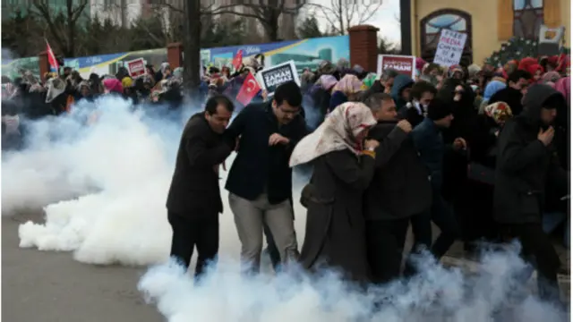 La police turque a usé de gaz lacrymogènes pour disperser une manifestation de soutien au journal Zaman.