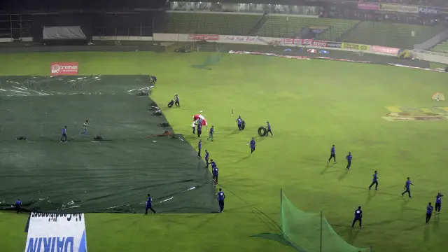 بارش کے باعث میچ دو گھنٹے کی تاخیر سے شروع ہوا