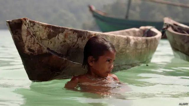 मोकेन आदिवासी लड़की