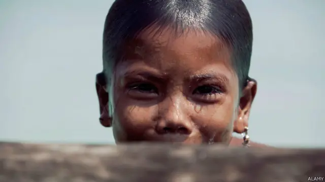 मोकेन आदिवासी लड़की