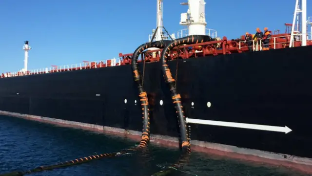 لوله‌های تخلیه به نفتکش حامل نفت ایران وصل شده است