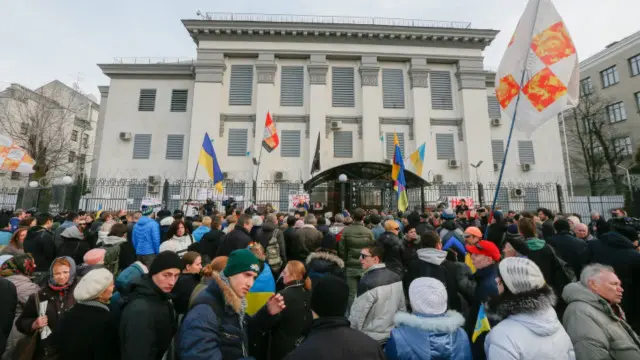 Під будівлею російського посольства у Києві вимагали звільнити Савченко